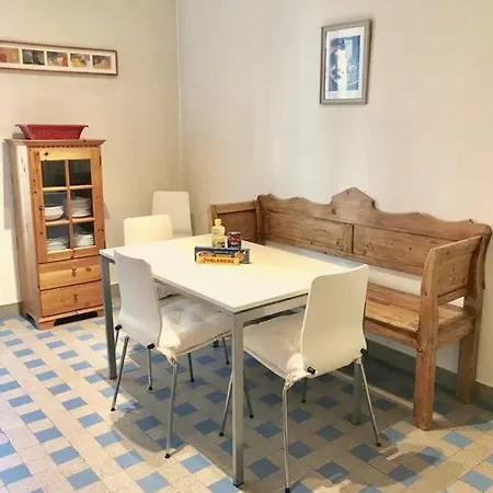 145 * Spacious Bright And Charming *