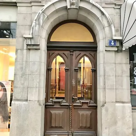 145 * Spacious Bright And Charming *