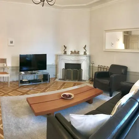 145 * Spacious Bright And Charming Apartment *