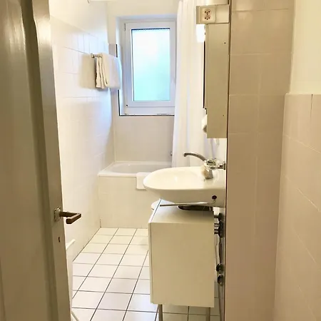 145 * Spacious Bright And Charming Apartment